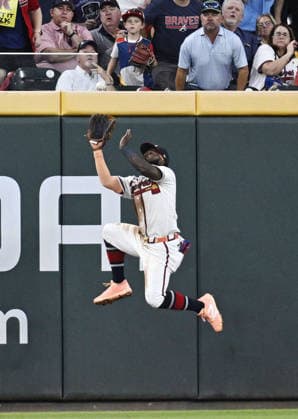 Baseball: Division Series between Dodgers and Braves Atlanta Braves center fielder Michael Harris II makes a catch at the wall on a fly out by Los Angeles Dodgers third baseman Max Muncy during the fifth inning of Game 4 of the National League Division Series at Truist Park in Atlanta on Oct. 7, 2026.  A14AA0005630451P