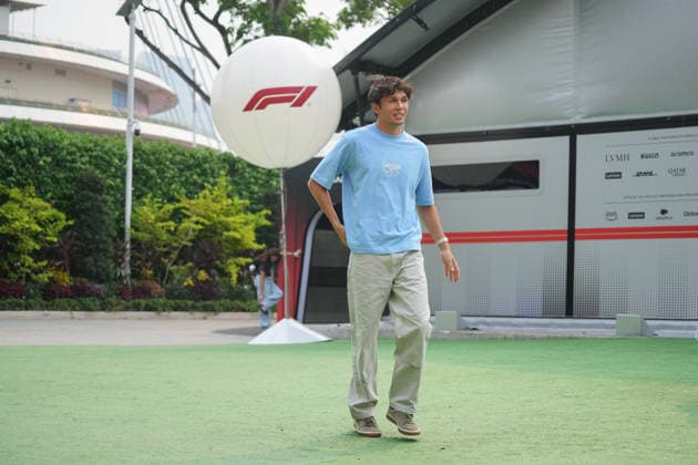 F1 2026: (Paddock) Singapore Grand Prix in Singapore, Singapore - 08 Oct 2026 Alexander Albon (THA) (Atlassian Williams F1 Team) in the paddock of the Formula 1 Singapore Grand Prix 2026 at the Marina Bay Street Circuit. Singapore Singapore Copyright: xLucaxMartinix xSOPAxImagesx Luca-Martini-1456864
