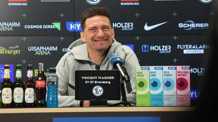 08.10.2026, xrekx, Fussball 1.Bundesliga , SV Elversberg - Pressekonferenz mit Vincent Wagner v.l. Vincent Wagner Trainer (SV 07 Elversberg) Elversberg