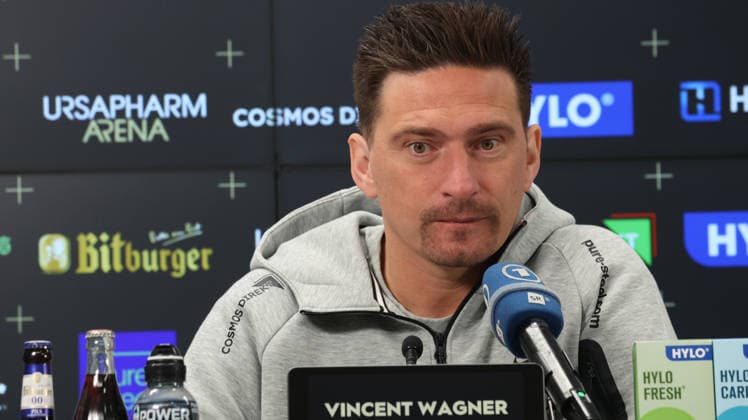 08.10.2026, xrekx, Fussball 1.Bundesliga , SV Elversberg - Pressekonferenz mit Vincent Wagner v.l. Vincent Wagner Trainer (SV 07 Elversberg) Elversberg