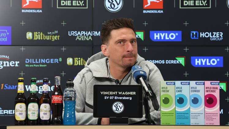 08.10.2026, xrekx, Fussball 1.Bundesliga , SV Elversberg - Pressekonferenz mit Vincent Wagner v.l. Vincent Wagner Trainer (SV 07 Elversberg) Elversberg