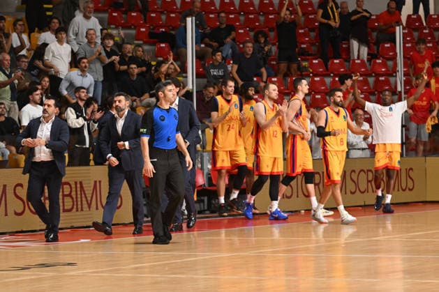 IPA89424967 - Players from BC Roma celebrate their victory at the end of the BKT EuroCup Round 2 game between BC Roma and Lietkebalis at the Palazzetto dello on the 7th, 2026, in Rome, Italy.  Copyright: xRobertoxBettacchi IPAxSportx xx IPA89424967