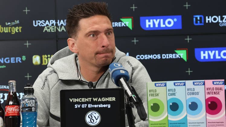 08.10.2026, xrekx, Fussball 1.Bundesliga , SV Elversberg - Pressekonferenz mit Vincent Wagner v.l. Vincent Wagner Trainer (SV 07 Elversberg) Elversberg