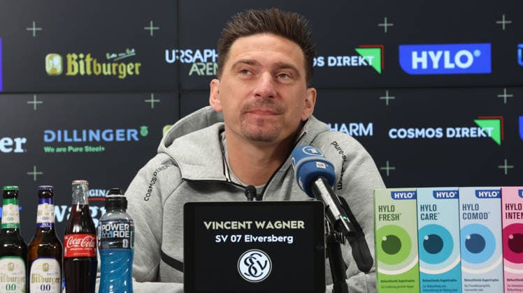 08.10.2026, xrekx, Fussball 1.Bundesliga , SV Elversberg - Pressekonferenz mit Vincent Wagner v.l. Vincent Wagner Trainer (SV 07 Elversberg) Elversberg