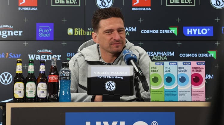 08.10.2026, xrekx, Fussball 1.Bundesliga , SV Elversberg - Pressekonferenz mit Vincent Wagner v.l. Vincent Wagner Trainer (SV 07 Elversberg) Elversberg