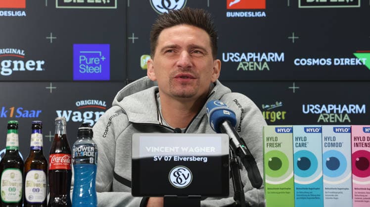 08.10.2026, xrekx, Fussball 1.Bundesliga , SV Elversberg - Pressekonferenz mit Vincent Wagner v.l. Vincent Wagner Trainer (SV 07 Elversberg) Elversberg