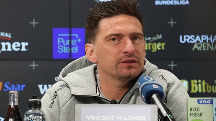 08.10.2026, xrekx, Fussball 1.Bundesliga , SV Elversberg - Pressekonferenz mit Vincent Wagner v.l. Vincent Wagner Trainer (SV 07 Elversberg) Elversberg
