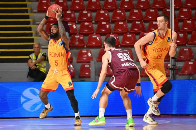 IPA89424980 - Corey Davis of BC Roma during the BKT EuroCup Round 2 game between BC Roma and Lietkebalis at the Palazzetto dello on the 7th, 2026, in Rome, Italy.  Copyright: xRobertoxBettacchi IPAxSportx xx IPA89424980