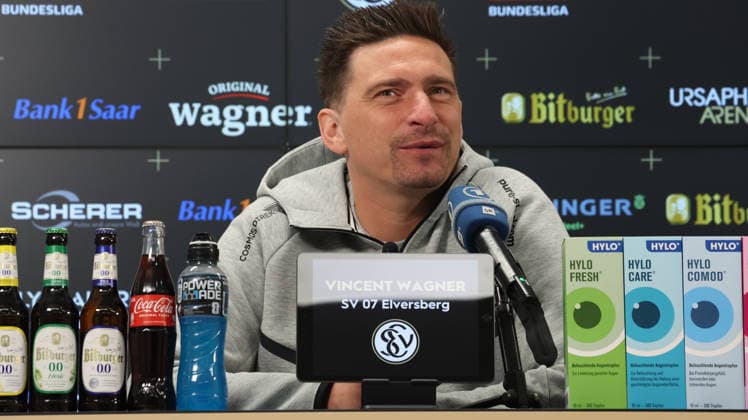 08.10.2026, xrekx, Fussball 1.Bundesliga , SV Elversberg - Pressekonferenz mit Vincent Wagner v.l. Vincent Wagner Trainer (SV 07 Elversberg) Elversberg
