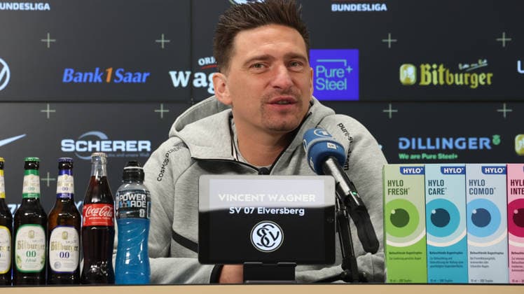 08.10.2026, xrekx, Fussball 1.Bundesliga , SV Elversberg - Pressekonferenz mit Vincent Wagner v.l. Vincent Wagner Trainer (SV 07 Elversberg) Elversberg