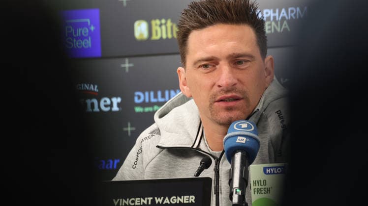 08.10.2026, xrekx, Fussball 1.Bundesliga , SV Elversberg - Pressekonferenz mit Vincent Wagner v.l. Vincent Wagner Trainer (SV 07 Elversberg) Elversberg