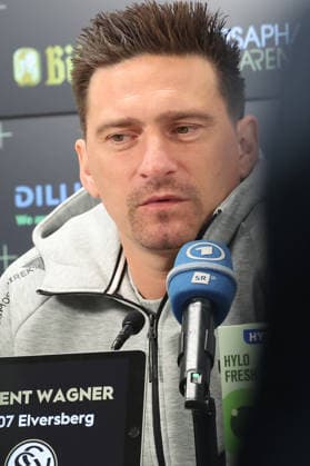 08.10.2026, xrekx, Fussball 1.Bundesliga , SV Elversberg - Pressekonferenz mit Vincent Wagner v.l. Vincent Wagner Trainer (SV 07 Elversberg) Elversberg