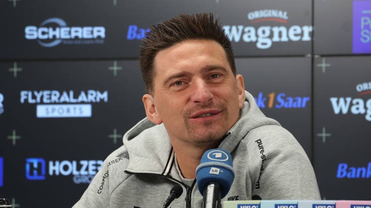 08.10.2026, xrekx, Fussball 1.Bundesliga , SV Elversberg - Pressekonferenz mit Vincent Wagner v.l. Vincent Wagner Trainer (SV 07 Elversberg) Elversberg