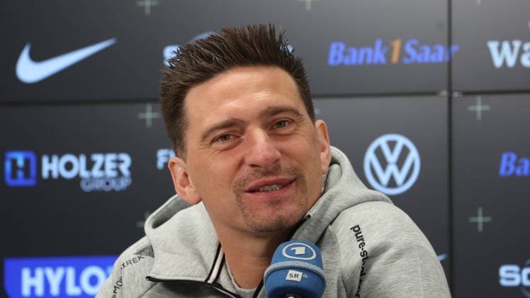 08.10.2026, xrekx, Fussball 1.Bundesliga , SV Elversberg - Pressekonferenz mit Vincent Wagner v.l. Vincent Wagner Trainer (SV 07 Elversberg) Elversberg
