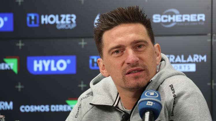 08.10.2026, xrekx, Fussball 1.Bundesliga , SV Elversberg - Pressekonferenz mit Vincent Wagner v.l. Vincent Wagner Trainer (SV 07 Elversberg) Elversberg