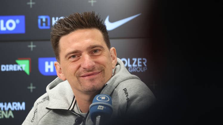 08.10.2026, xrekx, Fussball 1.Bundesliga , SV Elversberg - Pressekonferenz mit Vincent Wagner v.l. Vincent Wagner Trainer (SV 07 Elversberg) Elversberg