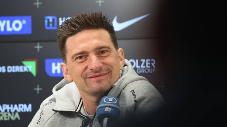 08.10.2026, xrekx, Fussball 1.Bundesliga , SV Elversberg - Pressekonferenz mit Vincent Wagner v.l. Vincent Wagner Trainer (SV 07 Elversberg) Elversberg