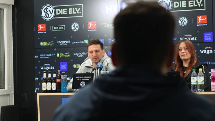 08.10.2026, xrekx, Fussball 1.Bundesliga , SV Elversberg - Pressekonferenz mit Vincent Wagner v.l. Vincent Wagner Trainer (SV 07 Elversberg) Elversberg
