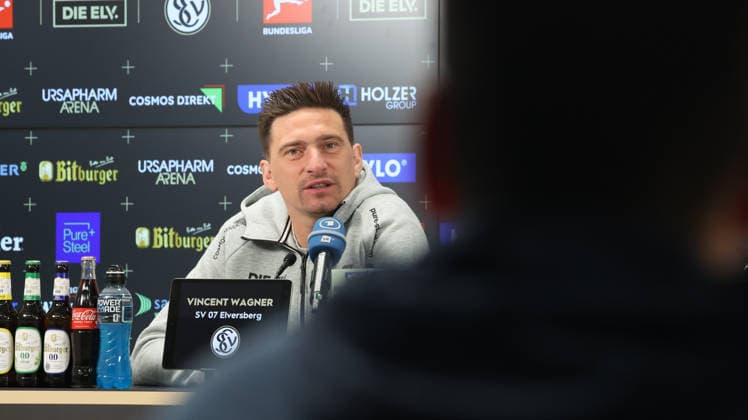 08.10.2026, xrekx, Fussball 1.Bundesliga , SV Elversberg - Pressekonferenz mit Vincent Wagner v.l. Vincent Wagner Trainer (SV 07 Elversberg) Elversberg