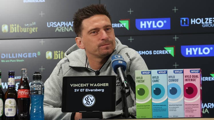 08.10.2026, xrekx, Fussball 1.Bundesliga , SV Elversberg - Pressekonferenz mit Vincent Wagner v.l. Vincent Wagner Trainer (SV 07 Elversberg) Elversberg