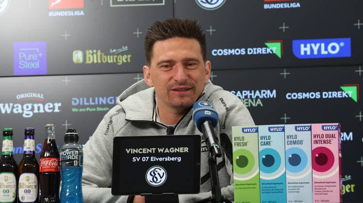 08.10.2026, xrekx, Fussball 1.Bundesliga , SV Elversberg - Pressekonferenz mit Vincent Wagner v.l. Vincent Wagner Trainer (SV 07 Elversberg) Elversberg