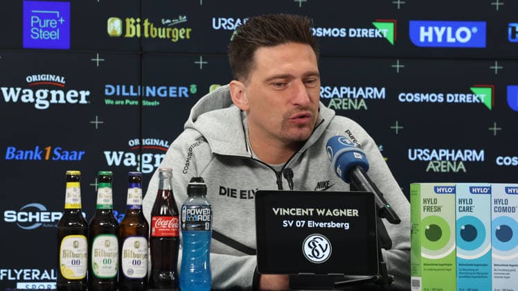 08.10.2026, xrekx, Fussball 1.Bundesliga , SV Elversberg - Pressekonferenz mit Vincent Wagner v.l. Vincent Wagner Trainer (SV 07 Elversberg) Elversberg