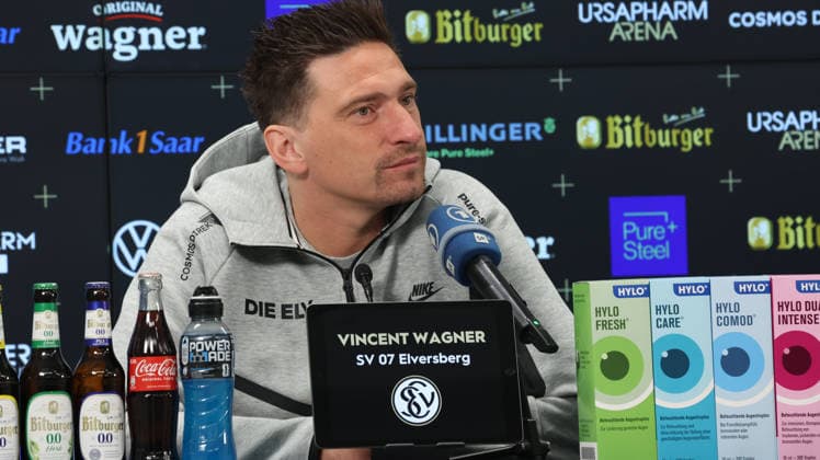 08.10.2026, xrekx, Fussball 1.Bundesliga , SV Elversberg - Pressekonferenz mit Vincent Wagner v.l. Vincent Wagner Trainer (SV 07 Elversberg) Elversberg