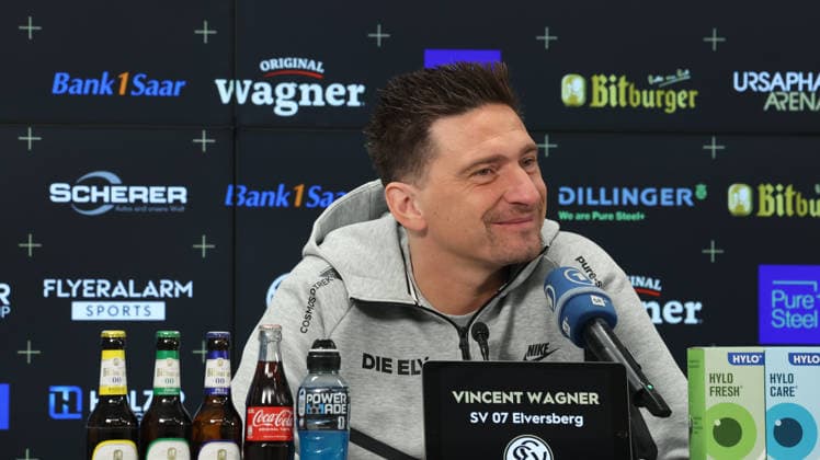 08.10.2026, xrekx, Fussball 1.Bundesliga , SV Elversberg - Pressekonferenz mit Vincent Wagner v.l. Vincent Wagner Trainer (SV 07 Elversberg) Elversberg