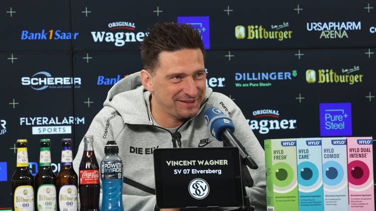 08.10.2026, xrekx, Fussball 1.Bundesliga , SV Elversberg - Pressekonferenz mit Vincent Wagner v.l. Vincent Wagner Trainer (SV 07 Elversberg) Elversberg