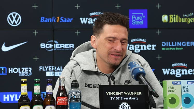 08.10.2026, xrekx, Fussball 1.Bundesliga , SV Elversberg - Pressekonferenz mit Vincent Wagner v.l. Vincent Wagner Trainer (SV 07 Elversberg) Elversberg