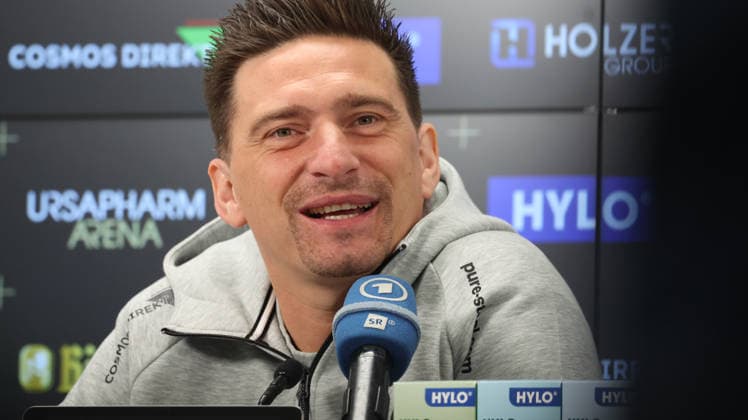 08.10.2026, xrekx, Fussball 1.Bundesliga , SV Elversberg - Pressekonferenz mit Vincent Wagner v.l. Vincent Wagner Trainer (SV 07 Elversberg) Elversberg