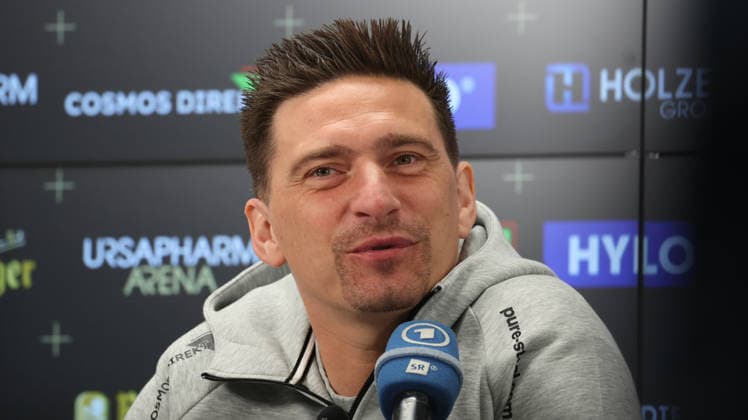 08.10.2026, xrekx, Fussball 1.Bundesliga , SV Elversberg - Pressekonferenz mit Vincent Wagner v.l. Vincent Wagner Trainer (SV 07 Elversberg) Elversberg