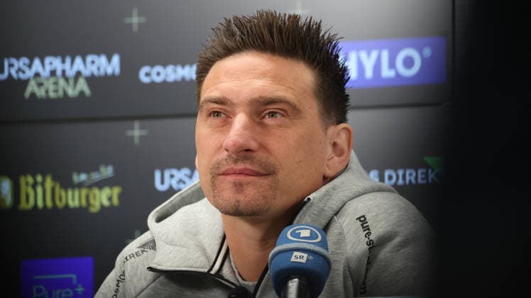 08.10.2026, xrekx, Fussball 1.Bundesliga , SV Elversberg - Pressekonferenz mit Vincent Wagner v.l. Vincent Wagner Trainer (SV 07 Elversberg) Elversberg