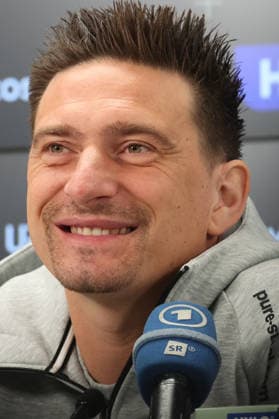 08.10.2026, xrekx, Fussball 1.Bundesliga , SV Elversberg - Pressekonferenz mit Vincent Wagner v.l. Vincent Wagner Trainer (SV 07 Elversberg) Elversberg