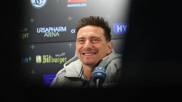 08.10.2026, xrekx, Fussball 1.Bundesliga , SV Elversberg - Pressekonferenz mit Vincent Wagner v.l. Vincent Wagner Trainer (SV 07 Elversberg) Elversberg