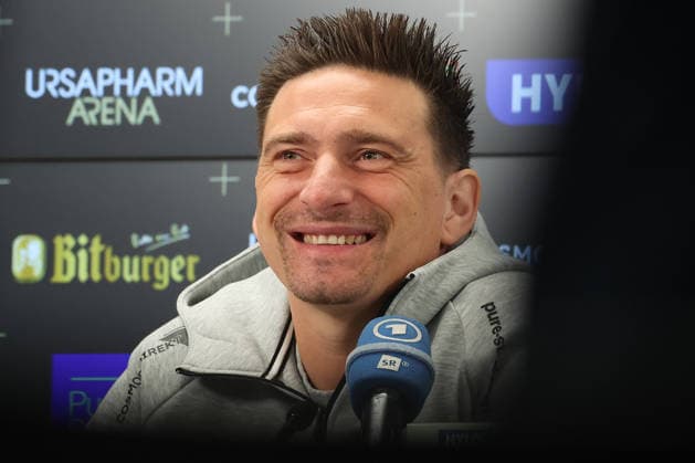 08.10.2026, xrekx, Fussball 1.Bundesliga , SV Elversberg - Pressekonferenz mit Vincent Wagner v.l. Vincent Wagner Trainer (SV 07 Elversberg) Elversberg