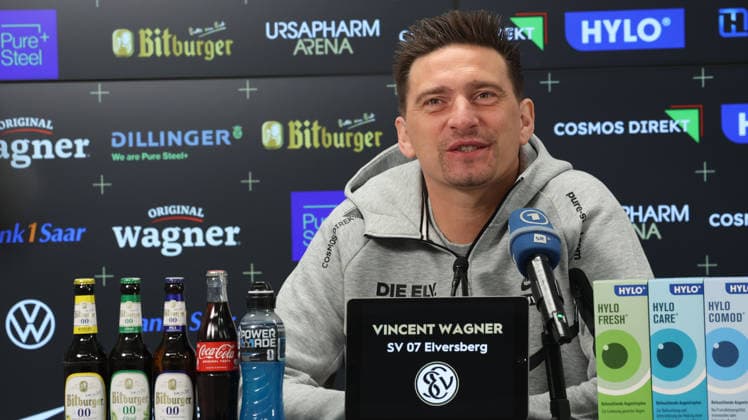 08.10.2026, xrekx, Fussball 1.Bundesliga , SV Elversberg - Pressekonferenz mit Vincent Wagner v.l. Vincent Wagner Trainer (SV 07 Elversberg) Elversberg