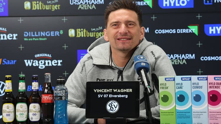 08.10.2026, xrekx, Fussball 1.Bundesliga , SV Elversberg - Pressekonferenz mit Vincent Wagner v.l. Vincent Wagner Trainer (SV 07 Elversberg) Elversberg