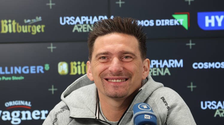 08.10.2026, xrekx, Fussball 1.Bundesliga , SV Elversberg - Pressekonferenz mit Vincent Wagner v.l. Vincent Wagner Trainer (SV 07 Elversberg) Elversberg