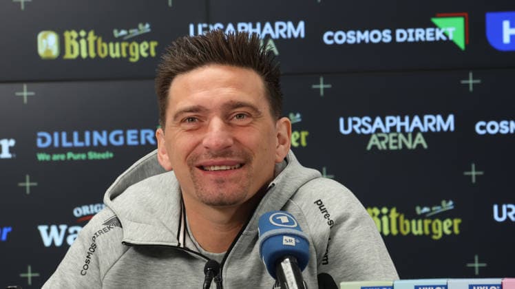 08.10.2026, xrekx, Fussball 1.Bundesliga , SV Elversberg - Pressekonferenz mit Vincent Wagner v.l. Vincent Wagner Trainer (SV 07 Elversberg) Elversberg