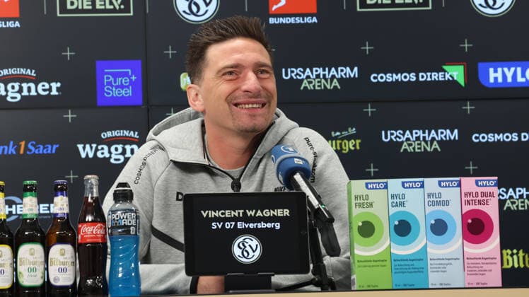 08.10.2026, xrekx, Fussball 1.Bundesliga , SV Elversberg - Pressekonferenz mit Vincent Wagner v.l. Vincent Wagner Trainer (SV 07 Elversberg) Elversberg