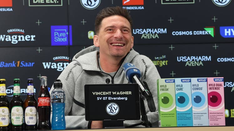 08.10.2026, xrekx, Fussball 1.Bundesliga , SV Elversberg - Pressekonferenz mit Vincent Wagner v.l. Vincent Wagner Trainer (SV 07 Elversberg) Elversberg