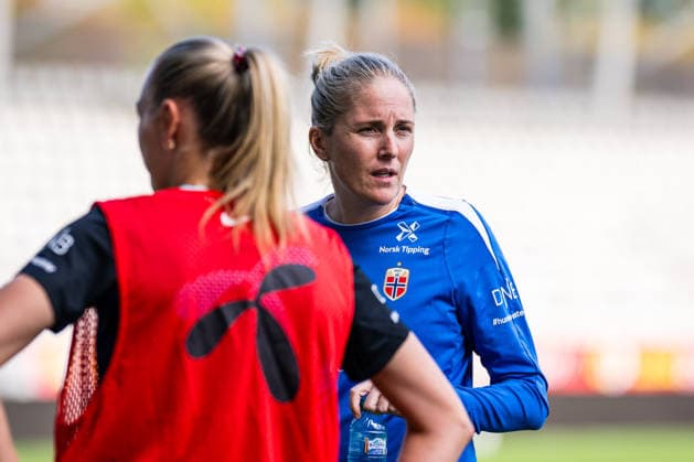 261008 Head coach Gemma Grainger of the Norwegian women™s national football team during a training session on October 8, 2026 in Bucharest. Photo: Marius Simensen BILDBYRAN Cop 238 bbeng dam fifa women s world cup qualifier football fotball fotboll norge norway practice soccer training trening träning Copyright: MARIUSxSIMENSEN BB261008BB169