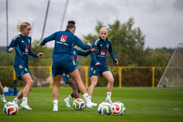 261008 Hanna Lundkvist and Anna Sandberg of the Swedish women s national football team during a training session on October 8, 2026 in Stockholm. Photo: Johanna Säll BILDBYRAN kod JL JL0637 fotboll football soccer fotball vm-kval kval fifa womens world cup qualifier qualifier träning practice training sverige sweden dam bbengfotboll football soccer fotball vm-kval kval fifa womens world cup qualifier qualifier träning practice training sverige sweden dam bbeng Copyright: JOHANNAxSÄLL BB261008BB191