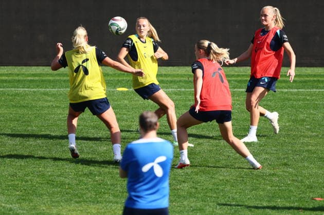 The women s national soccer team prepares for the World Cup qualifier in Bucharest, Romania, October 8, 2026. Synne Sofie Kinden and Frida Maanum during a training session at Stadionul Arcul de Triumf, for the World Cup qualifying match against Romania. Photo: Nikola Krstic, NTB Romania, Bucharest. EDITORIAL USE ONLY. RESTRICTED USE FOR BETTING COMPANIES  Copyright: xNikolaxKrsticx xNTBx