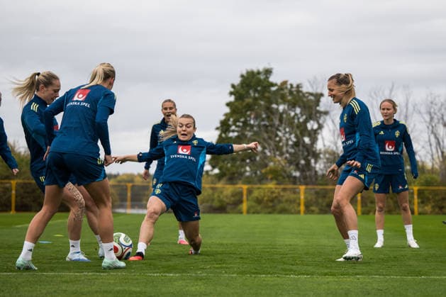 261008 Alice Bergström and Beata Olsson of the Swedish women s national football team during a training session on October 8, 2026 in Stockholm. Photo: Johanna Säll BILDBYRAN kod JL JL0637 fotboll football soccer fotball vm-kval kval fifa womens world cup qualifier qualifier träning practice training sverige sweden dam bbengfotboll football soccer fotball vm-kval kval fifa womens world cup qualifier qualifier träning practice training sverige sweden dam bbeng Copyright: JOHANNAxSÄLL BB261008BB199
