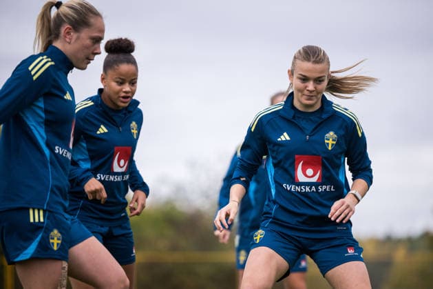 261008 Alice Bergström, Felicia Schröder and Beata Olsson of the Swedish women s national football team during a training session on October 8, 2026 in Stockholm. Photo: Johanna Säll BILDBYRAN kod JL JL0637 fotboll football soccer fotball vm-kval kval fifa womens world cup qualifier qualifier träning practice training sverige sweden dam bbengfotboll football soccer fotball vm-kval kval fifa womens world cup qualifier qualifier träning practice training sverige sweden dam bbeng Copyright: JOHANNAxSÄLL BB261008BB202