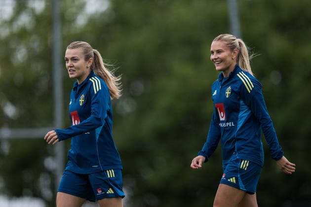 261008 Beata Olsson and Amanda NildÃ n of the Swedish women s national football team during a training session on October 8, 2026 in Stockholm. Photo: Johanna Säll BILDBYRAN kod JL JL0637 fotboll football soccer fotball vm-kval kval fifa womens world cup qualifier qualifier träning practice training sverige sweden dam bbengfotboll football soccer fotball vm-kval kval fifa womens world cup qualifier qualifier träning practice training sverige sweden dam bbeng Copyright: JOHANNAxSÄLL BB261008BB212