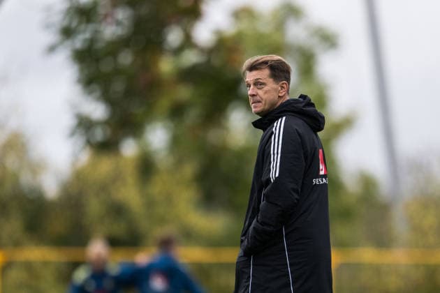 261008 Head coach Tony Gustavsson of the Swedish women s national football team during a training session on October 8, 2026 in Stockholm. Photo: Johanna Säll BILDBYRAN kod JL JL0637 fotboll football soccer fotball vm-kval kval fifa womens world cup qualifier qualifier träning practice training sverige sweden dam bbengfotboll football soccer fotball vm-kval kval fifa womens world cup qualifier qualifier träning practice training sverige sweden dam bbeng Copyright: JOHANNAxSÄLL BB261008BB214