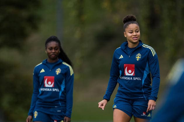 261008 Monica Jusu Bah and Felicia Schröder of the Swedish women s national football team during a training session on October 8, 2026 in Stockholm. Photo: Johanna Säll BILDBYRAN kod JL JL0637 fotboll football soccer fotball vm-kval kval fifa womens world cup qualifier qualifier träning practice training sverige sweden dam bbengfotboll football soccer fotball vm-kval kval fifa womens world cup qualifier qualifier träning practice training sverige sweden dam bbeng Copyright: JOHANNAxSÄLL BB261008BB221